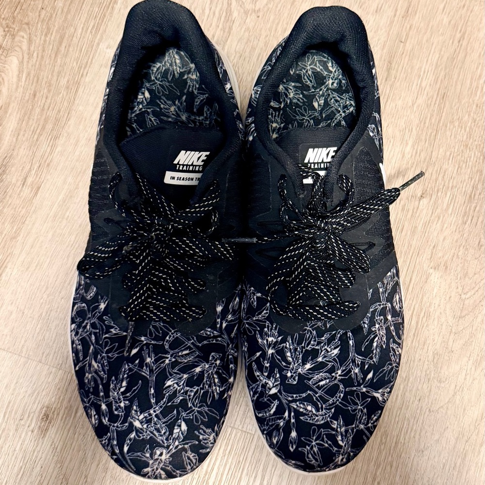 Women’s 8.5 Nike Black and White Sneakers